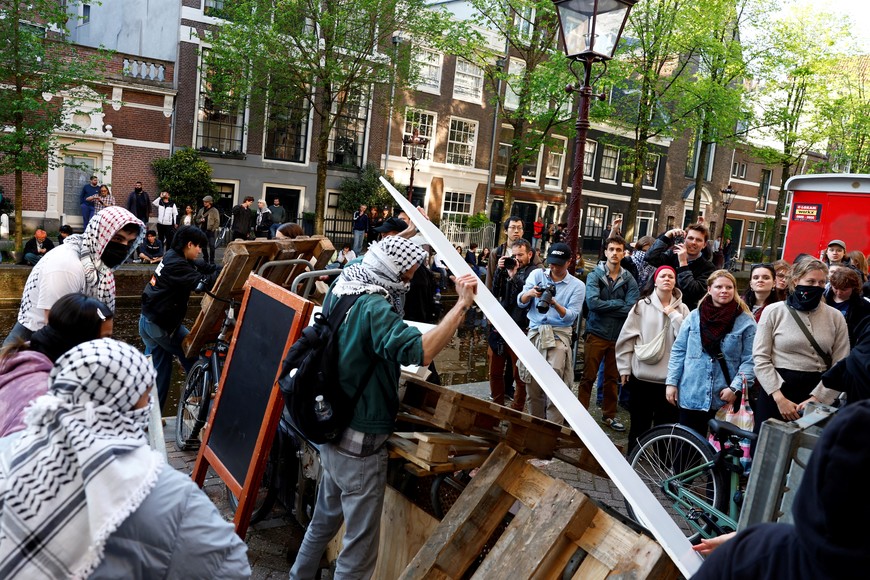 Protesters set up a barricade as students and employees of the University of Amsterdam protest against the ongoing conflict between Israel and the Palestinian Islamist group Hamas in Gaza and the University leadership after police broke up a student protest camp overnight, in Amsterdam, Netherlands, May 7, 2024. REUTERS/Piroschka van de Wouw