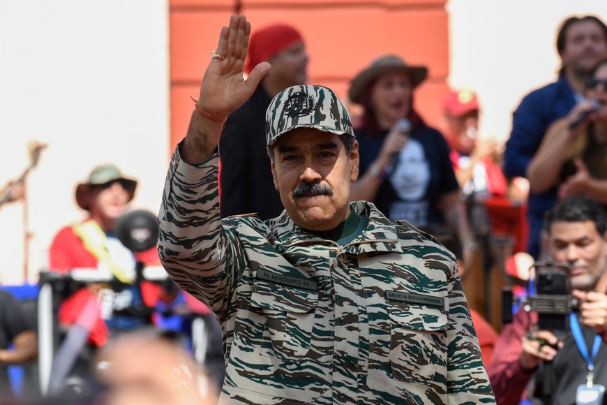 (240413) -- CARACAS, 13 abril, 2024 (Xinhua) -- El presidente venezolano, Nicolás Maduro, saluda durante un acto en el marco del Día del Rescate de la Dignidad Nacional, en Caracas, Venezuela, el 13 de abril de 2024. (Xinhua/Marcos Salgado) (ms) (oa) (rtg) (da)
