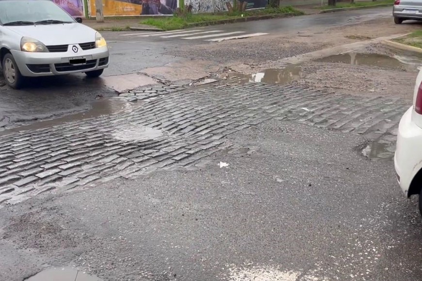 La parte de abajo de los autos llegan a tocar los badenes.
