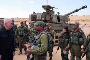Imagen del 7 de mayo de 2024 que muestra al ministro de Defensa israelí, Yoav Gallant, de pie con soldados junto a un obús de artillería autopropulsado. Fue durante la visita a una posición a lo largo de la frontera con la Franja de Gaza, en el sureste de Israel, cerca de Rafah. FDI