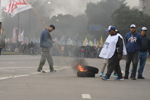Corte y movilización en avenida 27 de Febrero. Crédito: Guillermo Di Salvatore