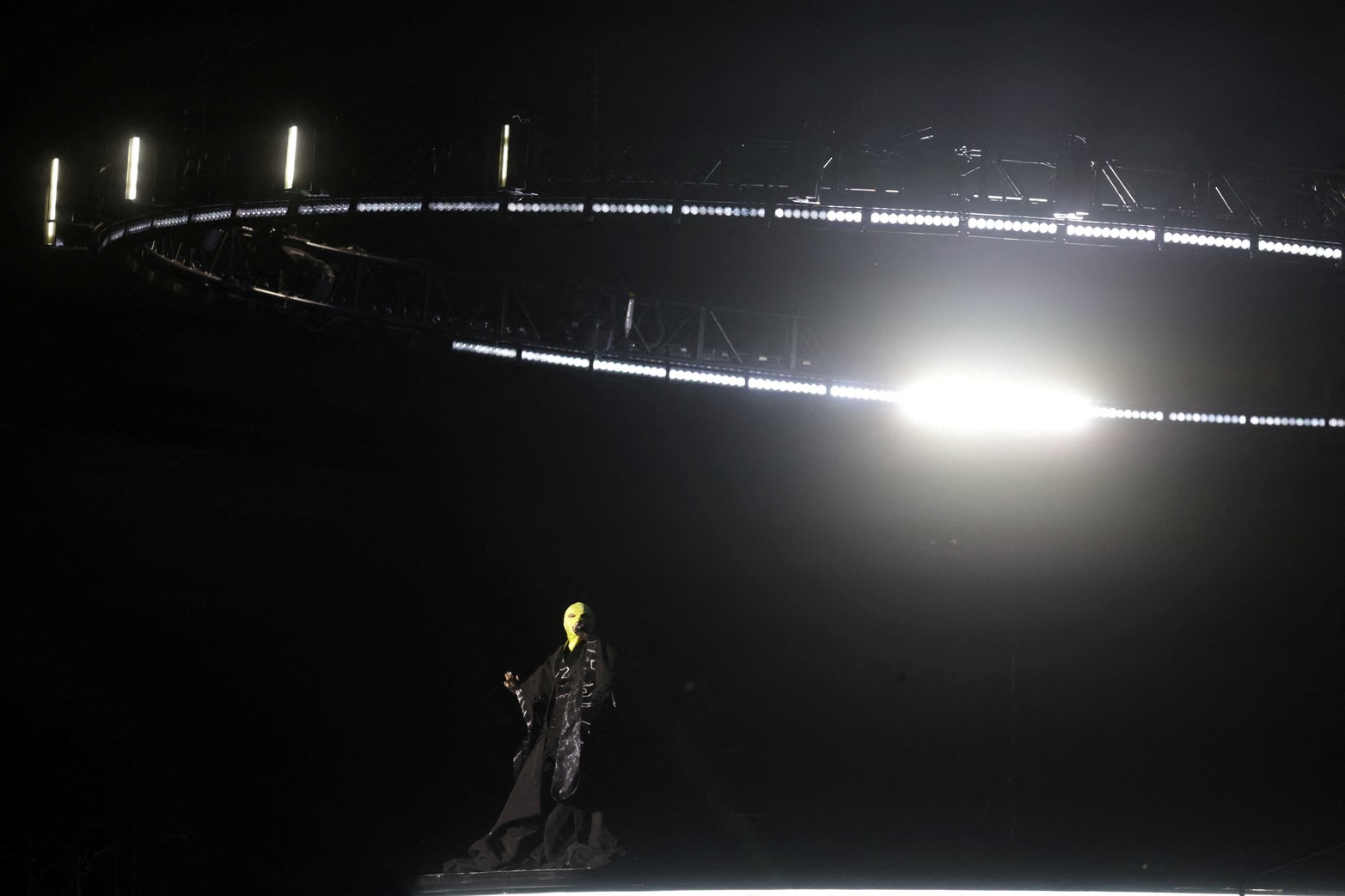 Con decenas de cambios de decorado y trajes, espectaculares luces y muchas pantallas gigantes a lo largo de la playa, Madonna dejó constancia de su infinita capacidad de innovar.