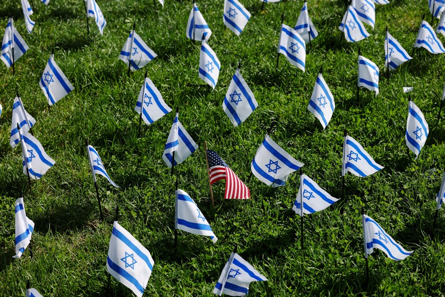 A view shows Israeli and U.S. flags planted by counter-protestors outside a protest encampment in support of Palestinians at the Massachusetts Institute of Technology (MIT), during the ongoing conflict between Israel and the Palestinian Islamist group Hamas, in Cambridge, Massachusetts, U.S., May 7, 2024.  REUTERS/Brian Snyder