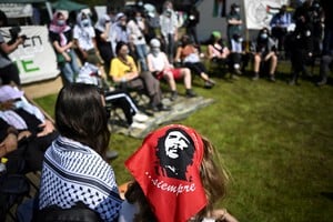 Students listen to speeches outside Oxford University Museum of Natural History, as they occupy parts of British university campuses to protest in support of Palestinians in Gaza, amidst the ongoing conflict between Israel and the Palestinian Islamist group Hamas, in Oxford, Britain, May 7, 2024. REUTERS/Dylan Martinez