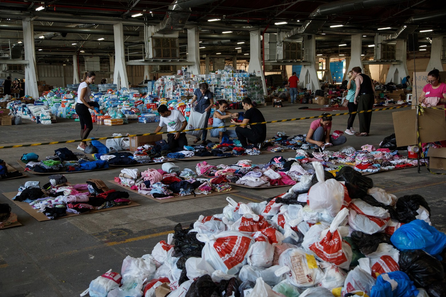 Voluntarios acomodando donaciones para personas afectadas por la inundaciones en el centro de eventos y negocios FENAC adaptado como refugio, en la ciudad de Novo Hamburgo, en el estado de Río Grande do Sul, Brasil. A una semana del inicio de la peor catástrofe climática de la historia del estado de Río Grande do Sul, en el sur de Brasil, 85 personas murieron, 134 se encuentran desaparecidas, 339 sufrieron heridas y 201.500 fueron evacuadas a raíz de las inundaciones inéditas que afectaron a 385 municipios, entre ellos la ciudad capital regional, Porto Alegre, informó el lunes la Defensa Civil. 