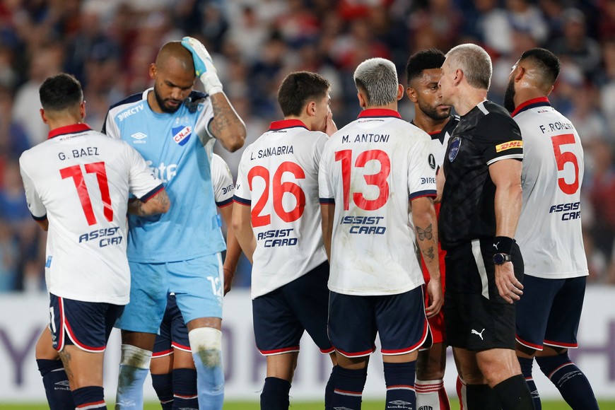 Soccer Football - Copa Libertadores - Group H - Nacional v River Plate - Gran Parque Central, Montevideo, Uruguay - May 7, 2024
Nacional players remonstrates with referee Anderson Daronco REUTERS/Andres Cuenca