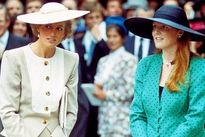 Sarah Ferguson, en una imagen de archivo, junto a Lady Di.