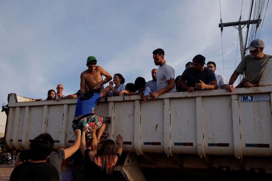Evacuees get in a truck after their homes were flooded at Eldorado do Sul, in Rio Grande do Sul Brazil May 7, 2024. REUTERS/Amanda Perobelli