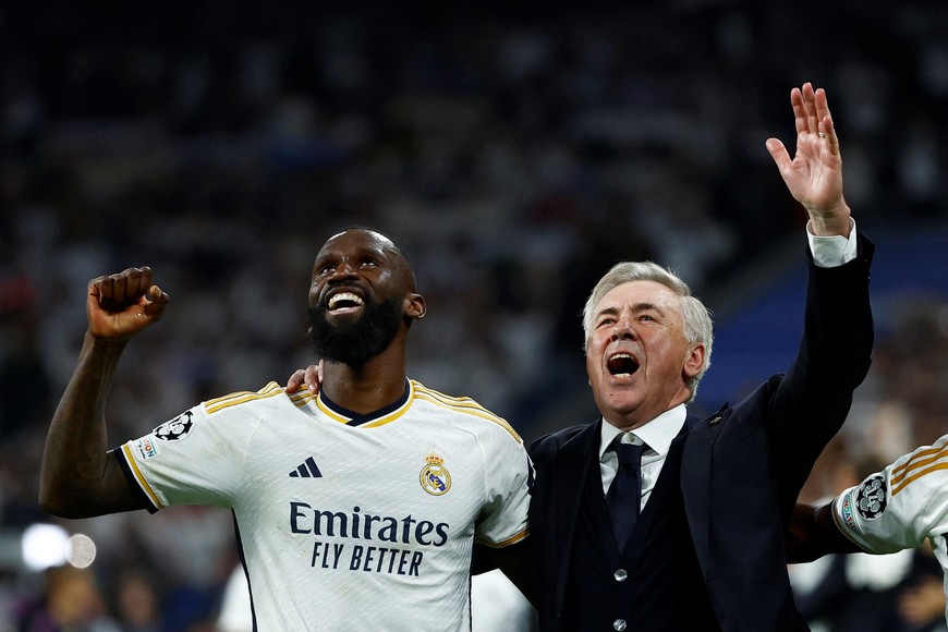 Soccer Football - Champions League - Semi Final - Second Leg - Real Madrid v Bayern Munich - Santiago Bernabeu, Madrid, Spain - May 8, 2024 
Real Madrid's Antonio Rudiger and coach Carlo Ancelotti celebrate after the match REUTERS/Susana Vera