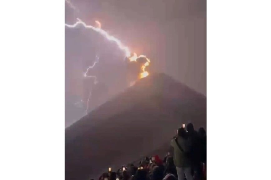Las postales de los rayos en el volcán de Fuego.