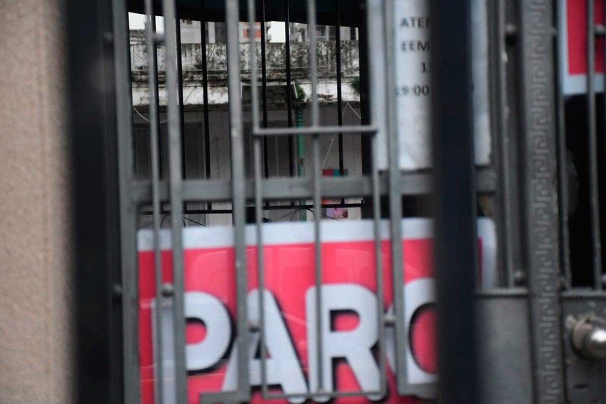 Los típicos carteles de "PARO" en las oficinas y escuelas públicas de la capital santafesina. Foto: Flavio Raina