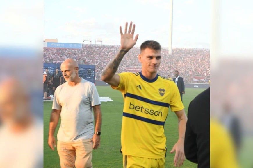 Corrientes, Santa Fe, Buenos Aires..., ¿Inglaterra? Hace 4 años, y con 18 de edad, el correntino Kevin Zenón debutaba con la camiseta de Unión. Hoy es una de las figuras de Boca, y por eso ya hay clubes de Europa interesados en el zurdo mediocampista; uno de ellos, el que más intenciones mostró, es el Newcastle, de la Premier League inglesa. La foto lo muestra al correntino vistiendo la casaca xeneize en el 15 de Abril, cuando Unión le ganó a Boca 1 a 0 hace poco más de dos meses. Crédito: Manuel Fabatía