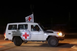 Un vehículo de la Cruz Roja transportando a Rafah rehenes secuestrados por militantes de Hamás durante el ataque del 7 de octubre contra Israel, en medio de un acuerdo de intercambio de rehenes y prisioneros. Reuters.