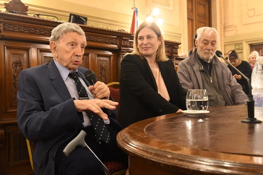 En una emotiva ceremonia, la Cámara de Senadores reconoció a Luis Landriscina y Mamerto Menapace. Crédito: Mauricio Garín