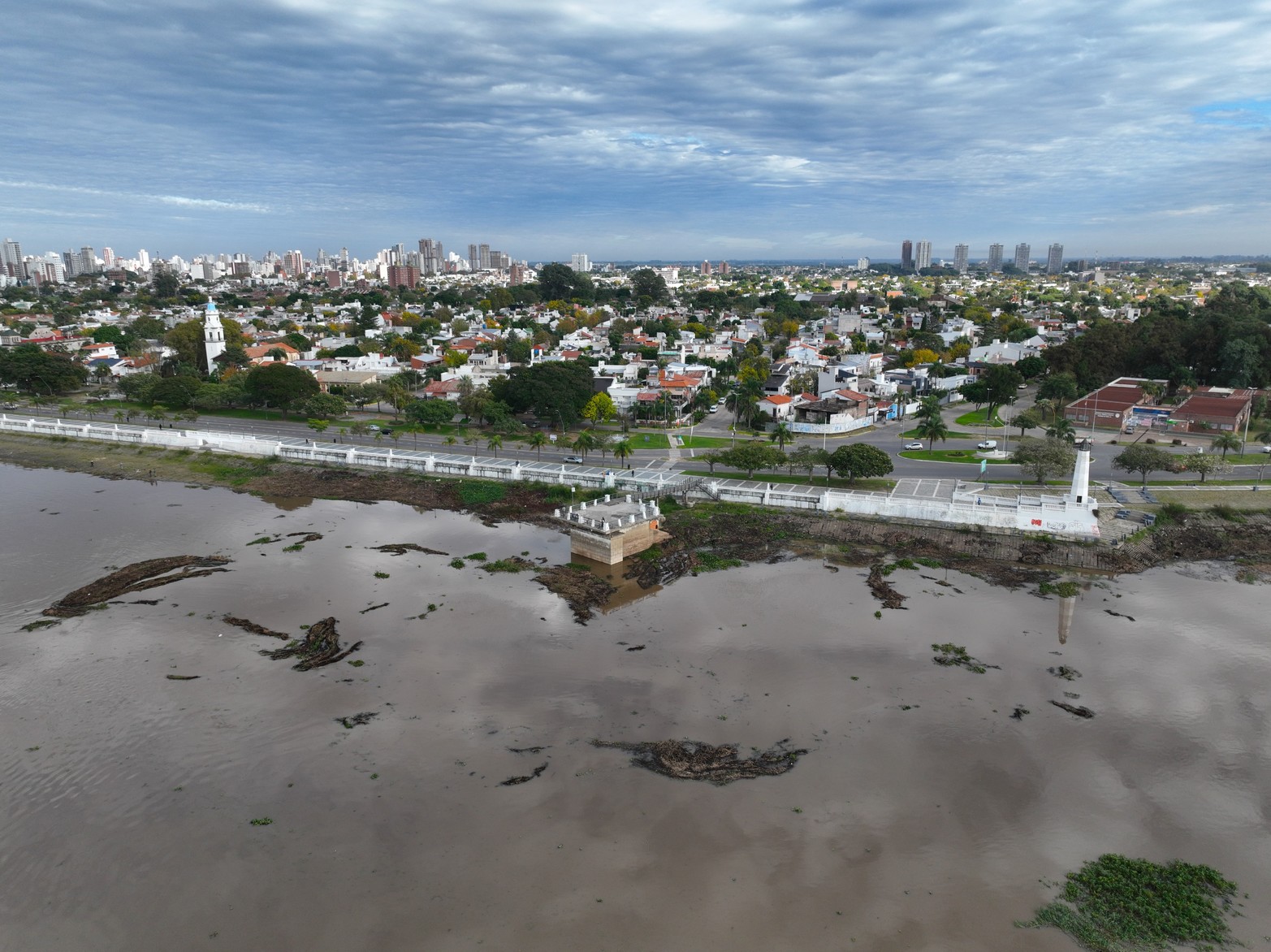 Desde la cámara del drone así se ve el desplazamiento de los embalsados sobre la laguna Setúbal.