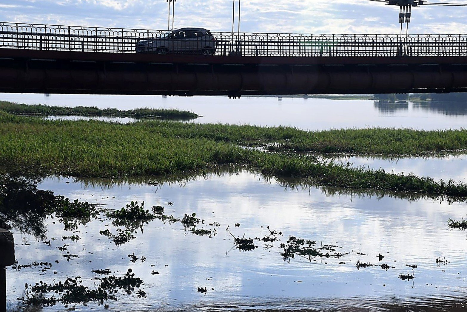 La ciudad amaneció con esta geografía sobre la Laguna Setúbal.