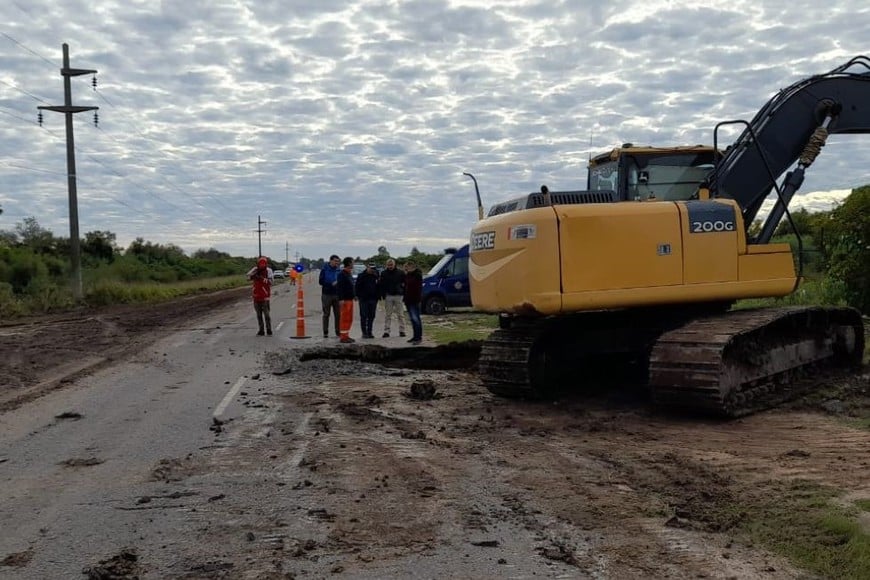 Omar Escobar , técnico de la Dirección Provincial de Vialidad Zona IV San Javier, explicó la situación: "El problema que tuvimos acá es que empezó a colapsar los tabiques de la alcantarilla, una alcantarilla antigua, los tabiques, y comenzó a hundirse".