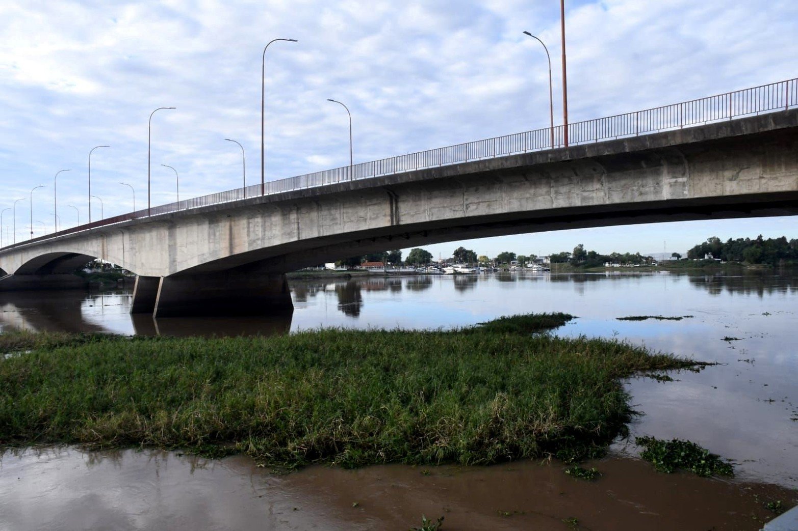 El río Paraná está en 3.32 cm. en el puerto de Santa Fe. 