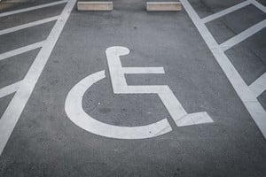 Para muchas personas, la primera imagen que se les viene a la cabeza al pensar en discapacidad es el ícono de fondo azul con una silla de ruedas en blanco.