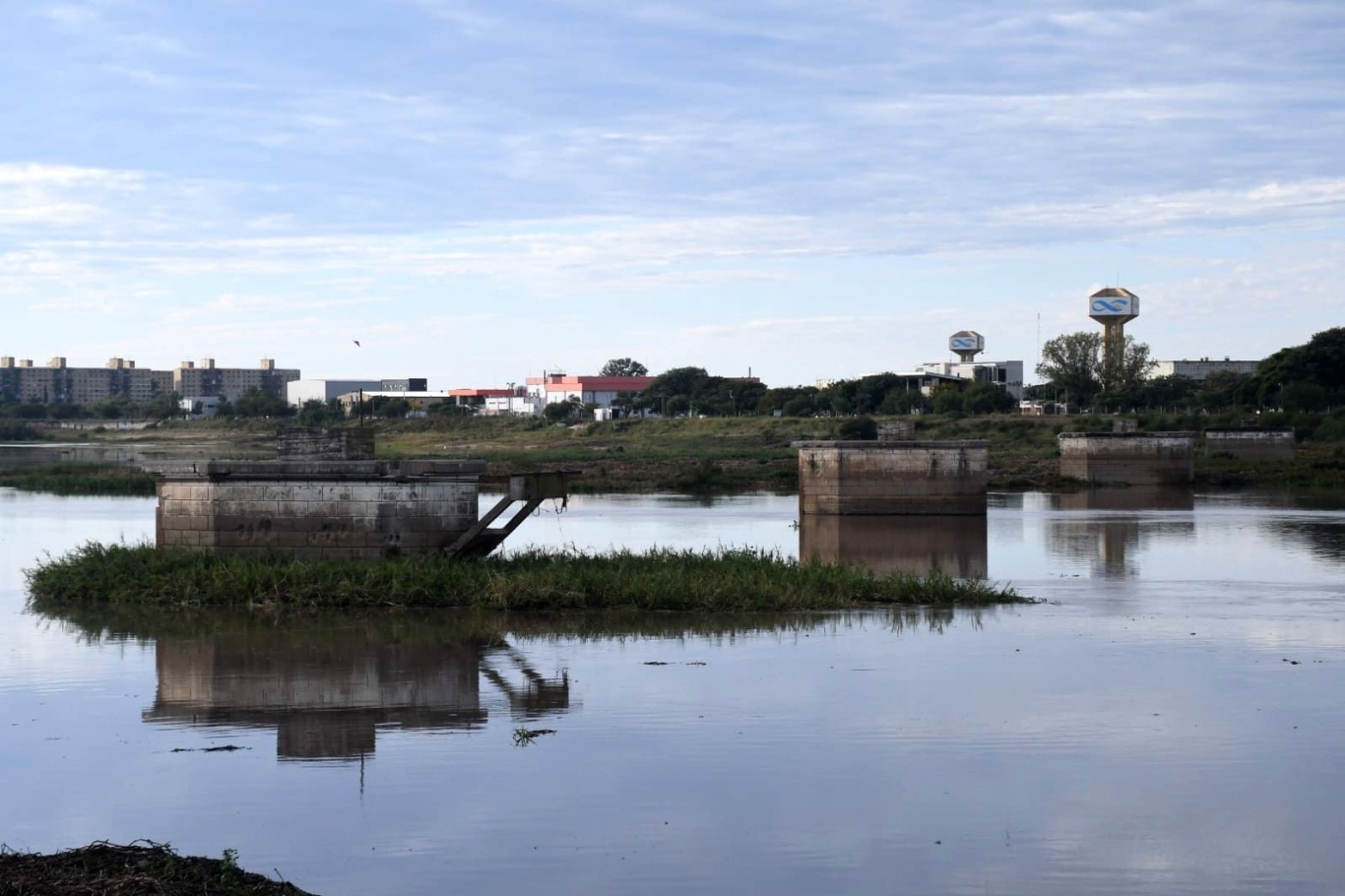En la zona de los pilotes, en la laguna Setúbal , los embalsados pudieron seguir río abajo.