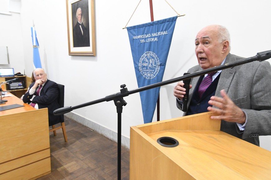 Homenaje al profesor Dr. Julio de Olazábal en la Facultad de Ciencias Jurídicas y Sociales de la UNL.
