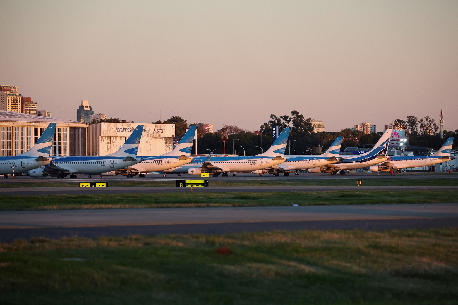Una vista de los aviones de Aerolíneas Argentinas, en el aeropuerto Aeroparque Jorge Newbery, durante una huelga general de 24 horas contra la política de ajuste del gobierno del presidente argentino Javier Milei.