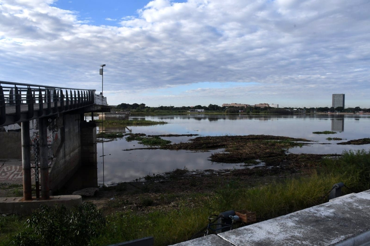 En la zona de los pilotes, en la laguna Setúbal , los embalsados pudieron seguir río abajo.