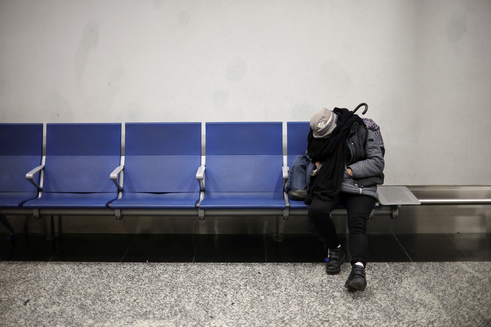 Una persona descansa en el aeropuerto Aeroparque Jorge Newbery, durante una huelga general de 24 horas contra la política de ajuste del gobierno del presidente argentino Javier Milei.