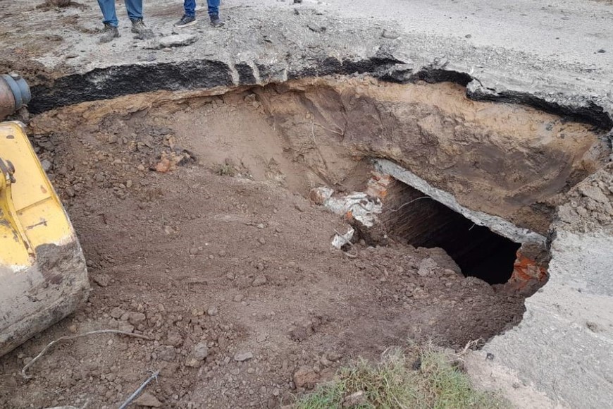 Omar Escobar , técnico de la Dirección Provincial de Vialidad Zona IV San Javier, explicó la situación: "El problema que tuvimos acá es que empezó a colapsar los tabiques de la alcantarilla, una alcantarilla antigua, los tabiques, y comenzó a hundirse".
