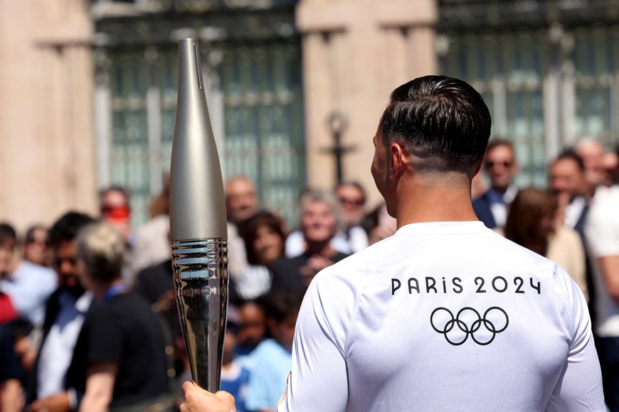 Paris Olympics 2024 - Torch Relay - Marseille, France - May 9, 2024
Torch bearer Matthieu Gudet holds the Olympic Torch during the relay REUTERS/Manon Cruz