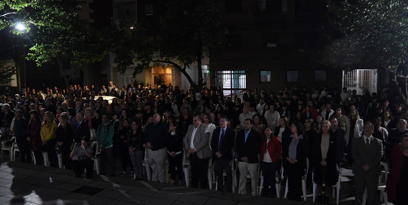 Funcionarios provinciales y locales, comunidad educativa y egresados; todos presentes para homenajear a la institución. Crédito: Manuel Fabatía