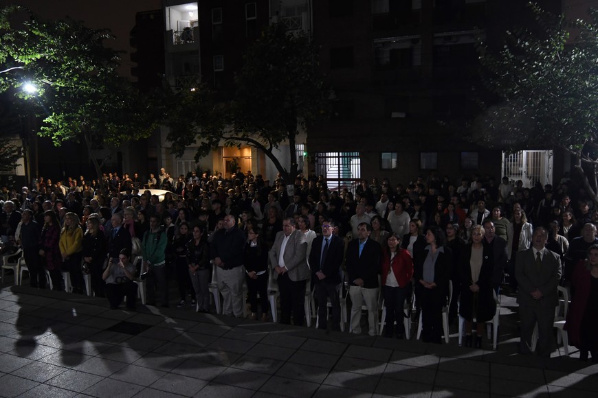 Funcionarios provinciales y locales, comunidad educativa y egresados; todos presentes para homenajear a la institución. Crédito: Manuel Fabatía