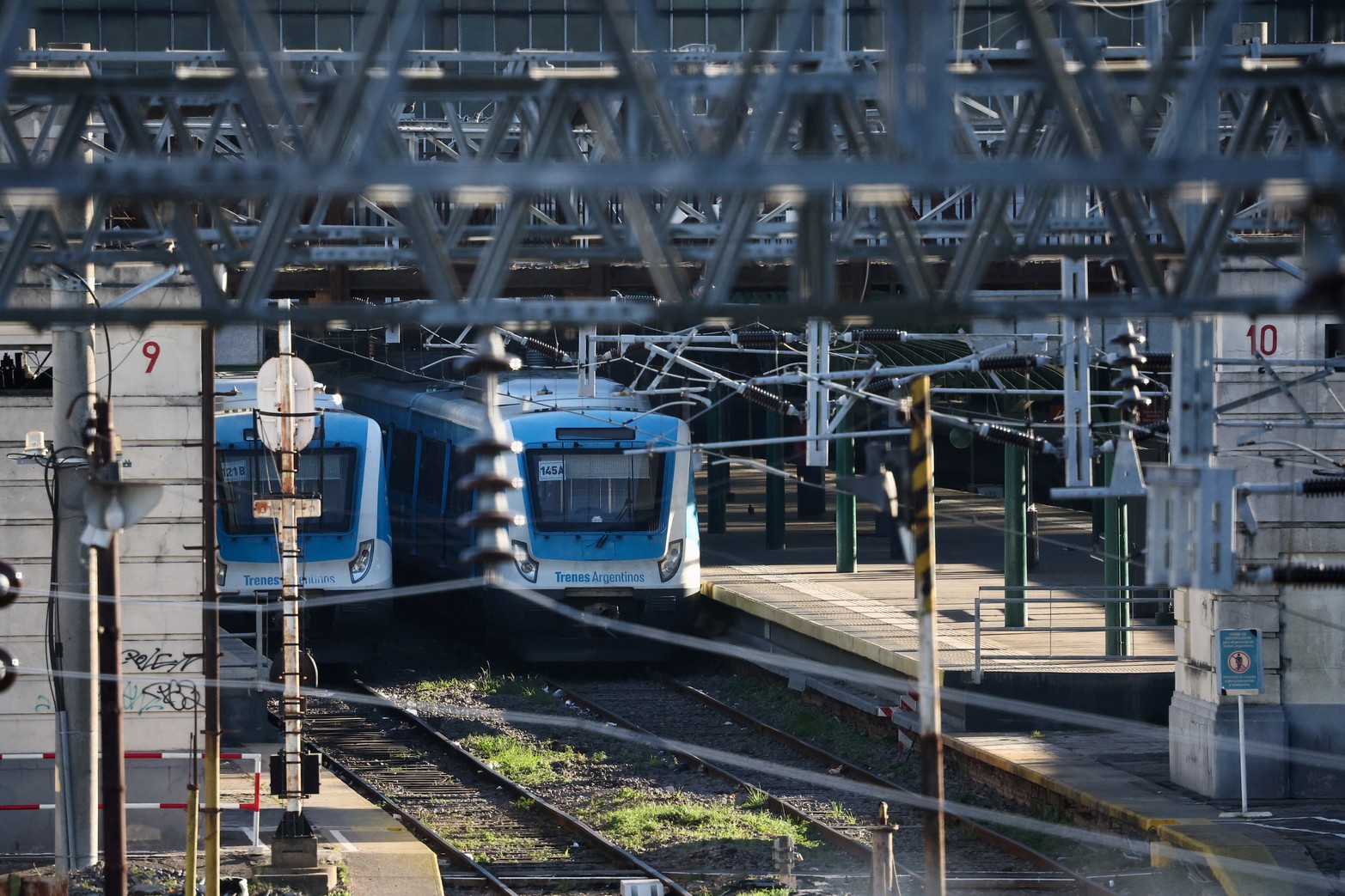 Los trenes están estacionados en la estación de tren Plaza Constitución horas durante una huelga general de 24 horas contra el ajuste del gobierno del presidente argentino Javier Milei