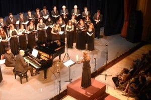 El Coro en pleno, conducido por Virginia Bono, con Matías Bustafán al piano. Foto: Eduardo Edmundo Seval