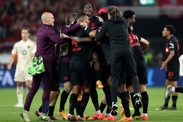 Bayer Leverkusen salvó el invicto nuevamente sobre la hora y eliminó a la Roma