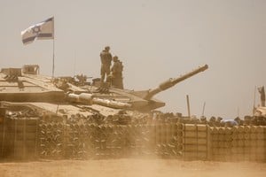 Vehículos de combate y tropas en alerta. Soldados israelíes maniobraban el miércoles pasado con blindados cerca de la frontera entre Israel y Gaza. Washington no cree que la esperada "gran ofensiva" sobre Rafah sirva de mucho. Crédito: Amir Cohen/Reuters