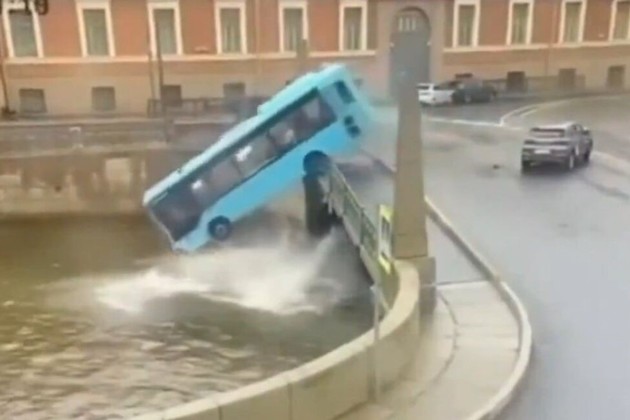 Video: un colectivo cayó a un río en Rusia tras chocar y hay al menos 3 muertos