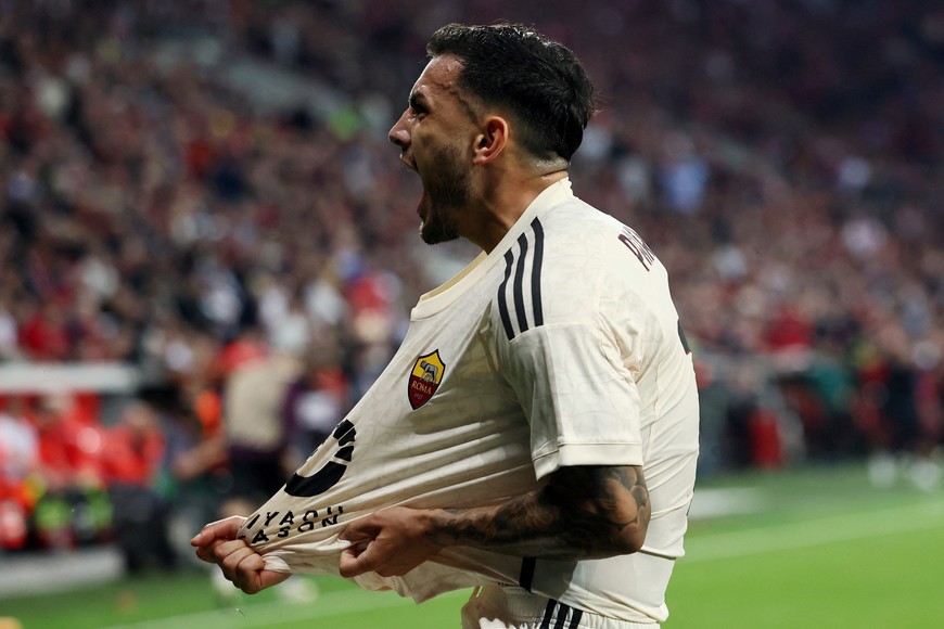 Soccer Football - Europa League - Semi Final - Second Leg - Bayer Leverkusen v AS Roma - BayArena, Leverkusen, Germany - May 9, 2024
AS Roma's Leandro Paredes celebrates scoring their second goal REUTERS/Thilo Schmuelgen