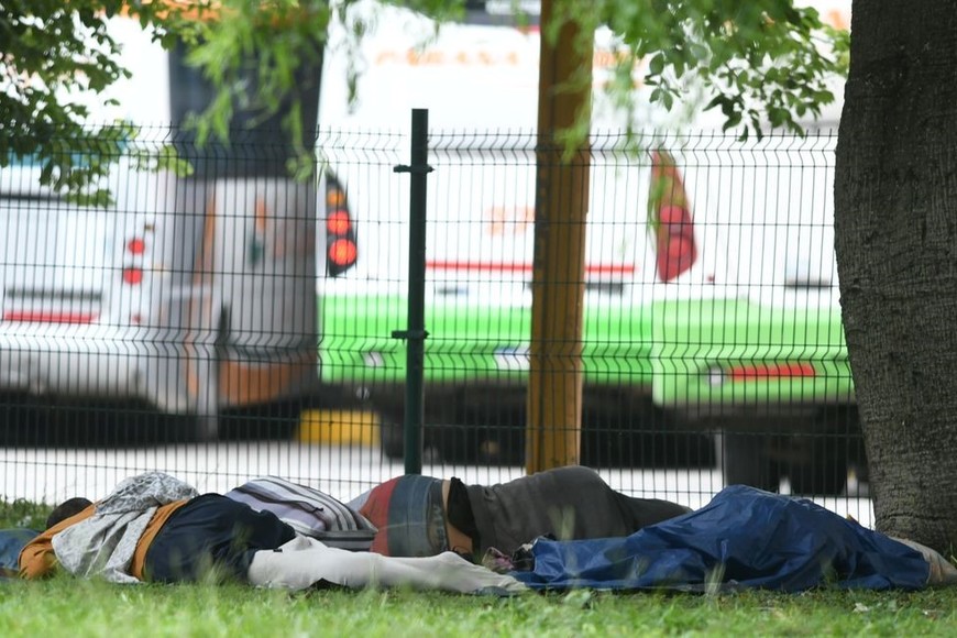 “Es gente que uno le consigue un lugar, un albergue, pero vuelve. Las mismas personas que sacamos a la mañana siguiente hay que volverlas a sacar”, indicó el intendente Poletti. Foto: Manuel Fabatía