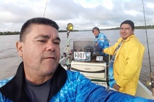 Embarcados: el equipo a bordo de la lancha en el Río, en Goya.