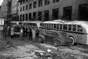 La violencia de las Fuerzas Armadas como medio de acceso al poder público. Efectos del bombardeo a Plaza de Mayo en 1955. Crédito: Archivo El Litoral