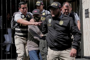 "Soy inocente" y "niego absolutamente todo", indicó Nicanor Boluarte, en medio de un enjambre de periodistas mientras era trasladado por la policía a una dependencia judicial. Crédito: Reuters/Gerardo Marin
