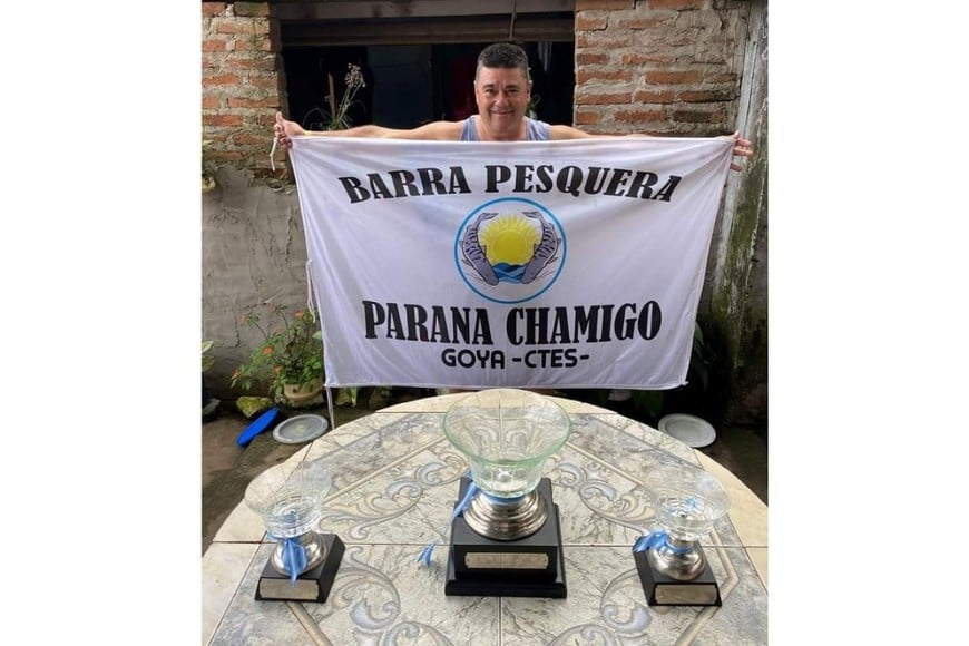 Zabala muestra orgulloso la bandera y los trofeos obtenidos.