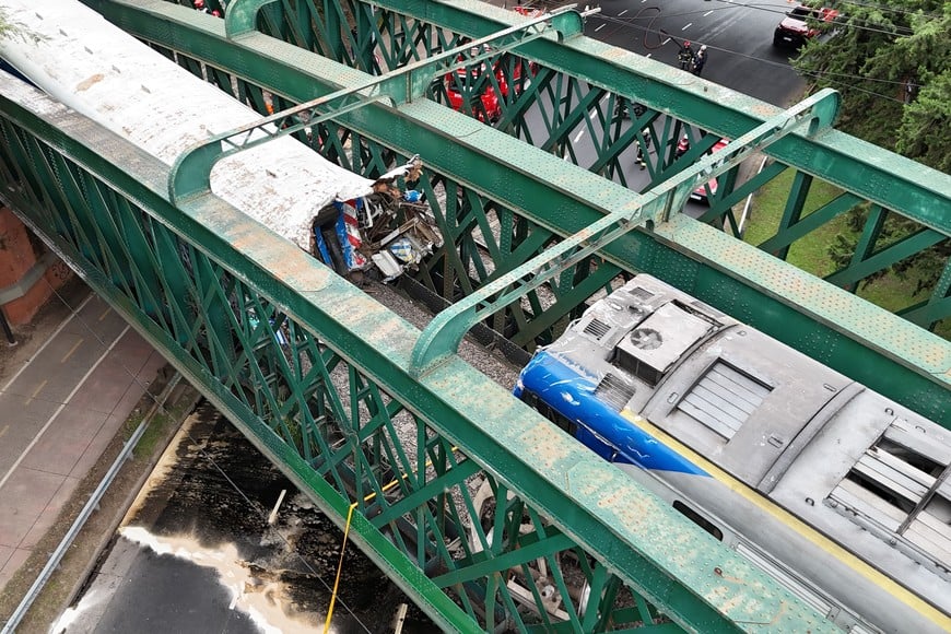 (240510) -- BUENOS AIRES, 10 mayo, 2024 (Xinhua) -- Imagen tomada con un dron el 10 de mayo de 2024 del sitio de un accidente ferroviario, en la ciudad de Buenos Aires, Argentina. Al menos 30 personas resultaron heridas de gravedad el viernes al producirse un accidente ferroviario en la ciudad argentina de Buenos Aires, informaron autoridades locales. (Xinhua/Str) (mz) (rtg) (ra) (vf)
