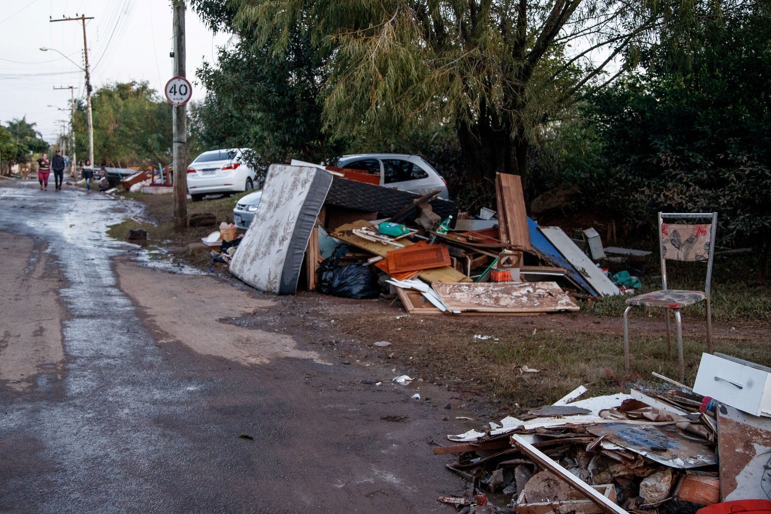 Pertenencias dañadas por las inundaciones en una calle, en Santo Afonso, Novo Hamburgo, en el estado de Rio Grande Do Sul, Brasil. Aumentó a 116 la cifra de muertos por la catástrofe climática que se registra desde hace 12 días en el sur de Brasil, con 143 desaparecidos, 756 heridos y alrededor de 400.000 evacuados, según la última actualización divulgada el viernes por la Defensa Civil. 