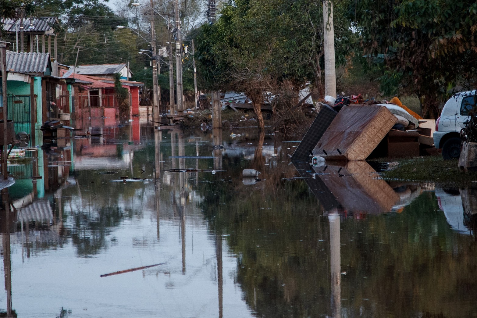 Una calle afectada por las inundaciones en Santo Afonso, Novo Hamburgo, en el estado de Rio Grande Do Sul, Brasil. Aumentó a 116 la cifra de muertos por la catástrofe climática que se registra desde hace 12 días en el sur de Brasil, con 143 desaparecidos, 756 heridos y alrededor de 400.000 evacuados, según la última actualización divulgada el viernes por la Defensa Civil. 
