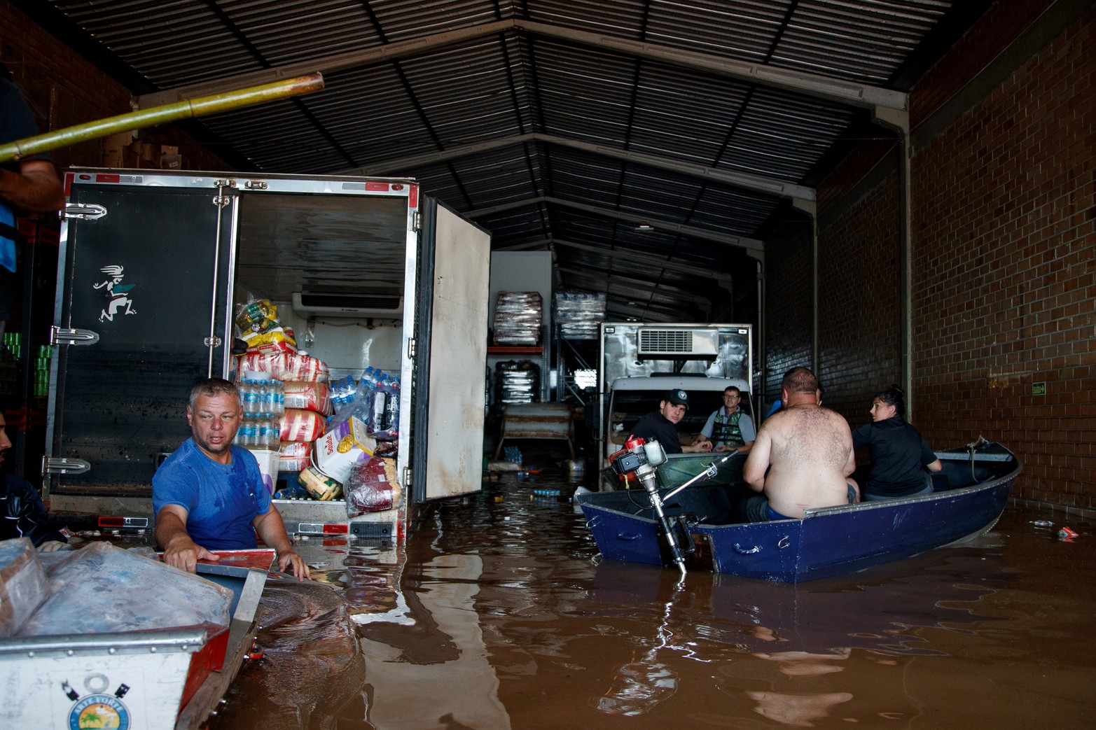 Trabajadores recuperando productos de una bodega inundada en Santos Dumont, Sao Leopoldo, en el estado de Rio Grande Do Sul, Brasil. Aumentó a 116 la cifra de muertos por la catástrofe climática que se registra desde hace 12 días en el sur de Brasil, con 143 desaparecidos, 756 heridos y alrededor de 400.000 evacuados, según la última actualización divulgada el viernes por la Defensa Civil.