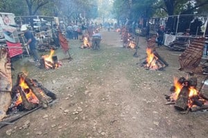 Diego Rojas y Lautaro Lioi quienes fueron los ganadores del concurso asadores costillar a la estaca. El segundo puesto fue para la dupla Antonio Olguín-Simón Arregue (Carmen del Sauce) y el último escalón del podio quedó para Marcelo Vagliente - Diego Tebes (San Vicente).