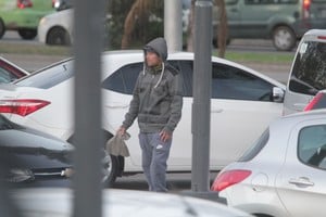 Un cuidacoches en la zona céntrica de la ciudad. Desde este lunes, no podrá realizan esa actividad.