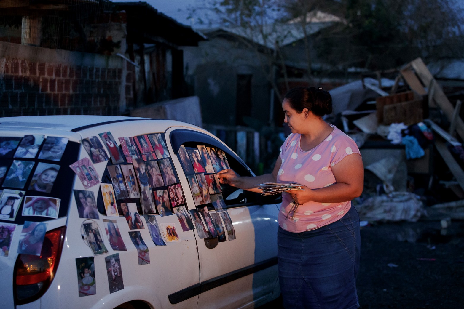 Una mujer recolectando fotografías dañadas en una inundación después de limpiarlas y secarlas en una ventana de un automóvil, en Santo Afonso, Novo Hamburgo, en el estado de Rio Grande Do Sul, Brasil. Aumentó a 116 la cifra de muertos por la catástrofe climática que se registra desde hace 12 días en el sur de Brasil, con 143 desaparecidos, 756 heridos y alrededor de 400.000 evacuados, según la última actualización divulgada el viernes por la Defensa Civil. 